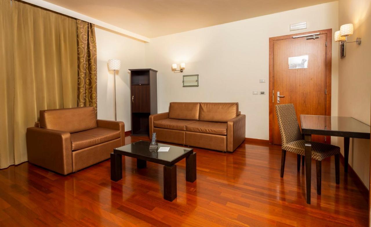 คราวน์ พลาซา เวนิส อีสต์ Hotel ควอร์โต ดิอัลทิโน ภายนอก รูปภาพ