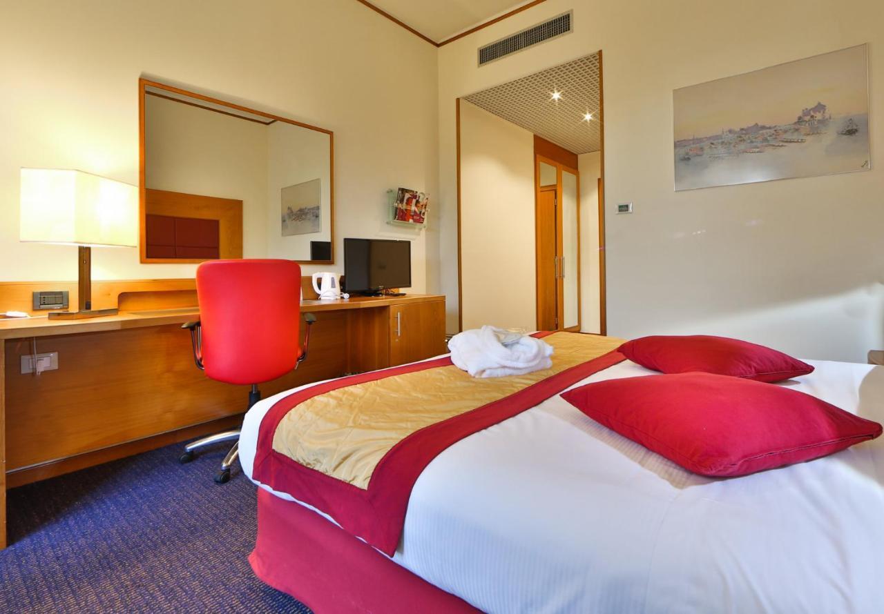 คราวน์ พลาซา เวนิส อีสต์ Hotel ควอร์โต ดิอัลทิโน ภายนอก รูปภาพ